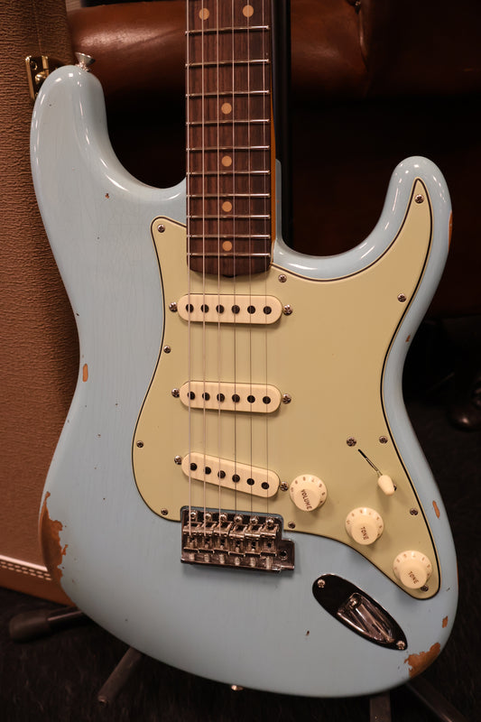 Fender '62 Stratocaster Relic-CC Faded Aged Daphne Blue