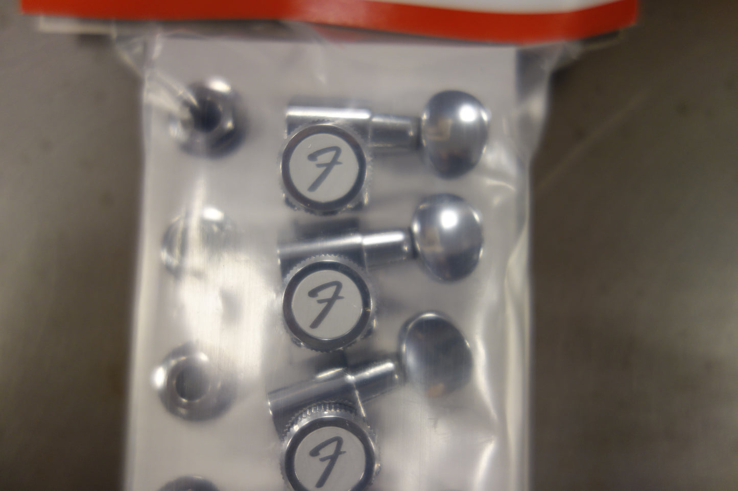 Fender Staggered Locking Tuners with Vintage-Style Buttons, Polished Chrome (6)