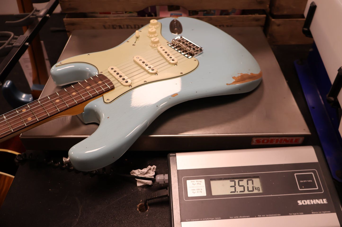 Fender '62 Stratocaster Relic-CC Faded Aged Daphne Blue