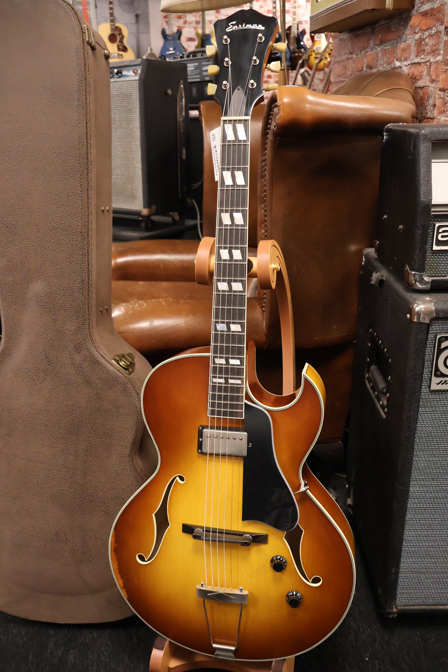 Eastman T49/V Archtop Varnish Gold Burst