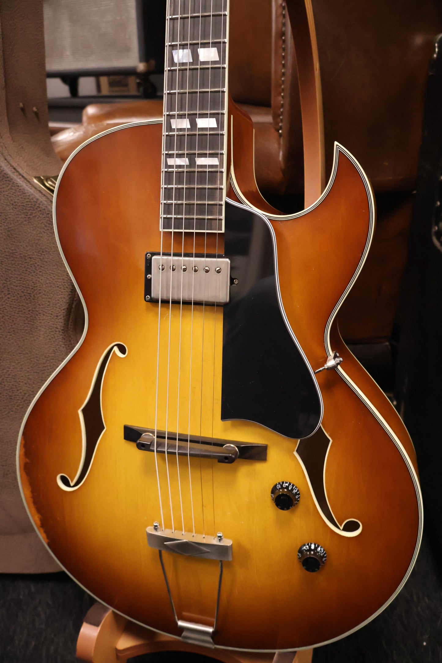 Eastman T49/V Archtop Varnish Gold Burst