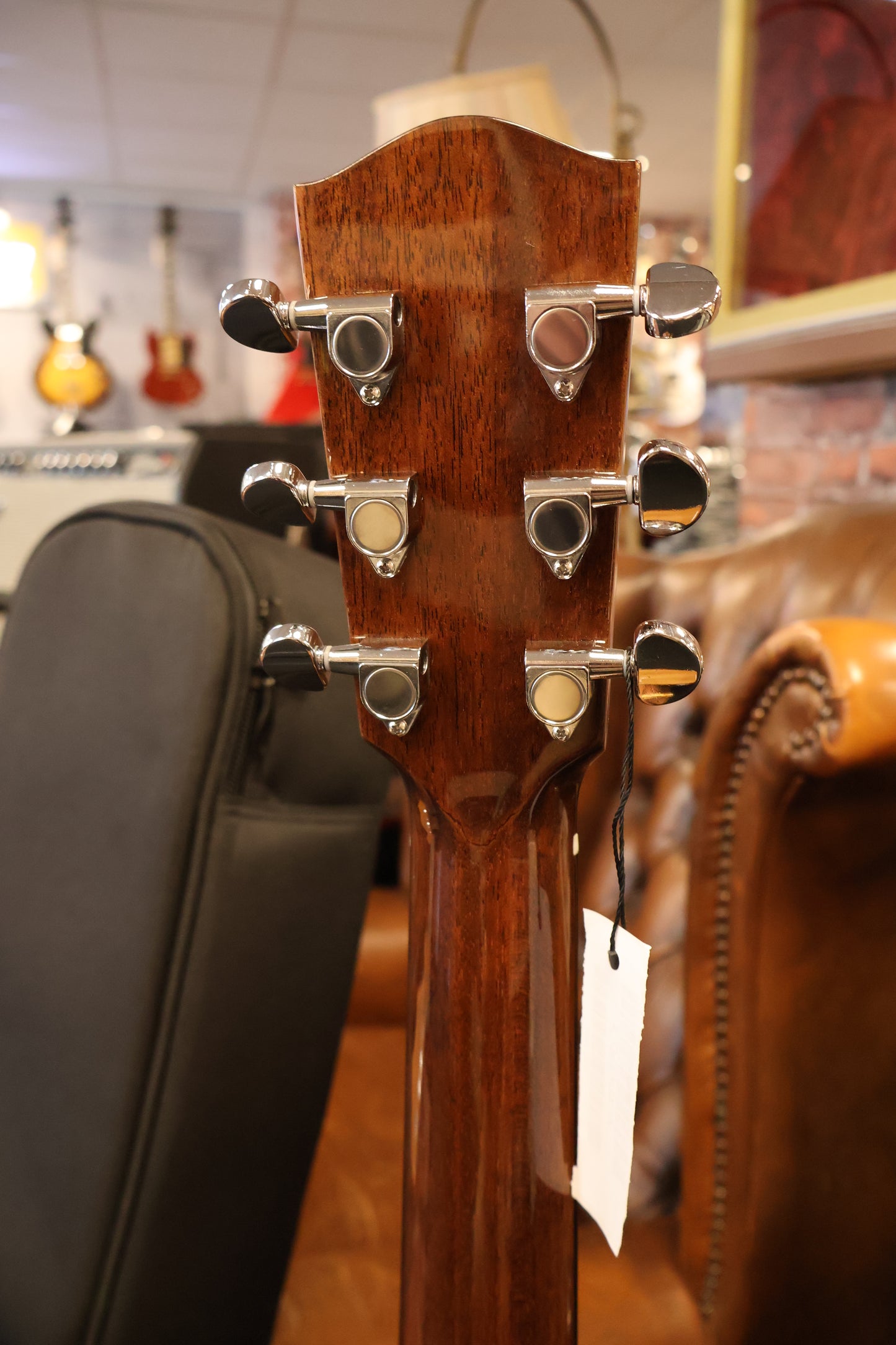 Eastman AC222CE DLX Grand Auditorium with gigbag