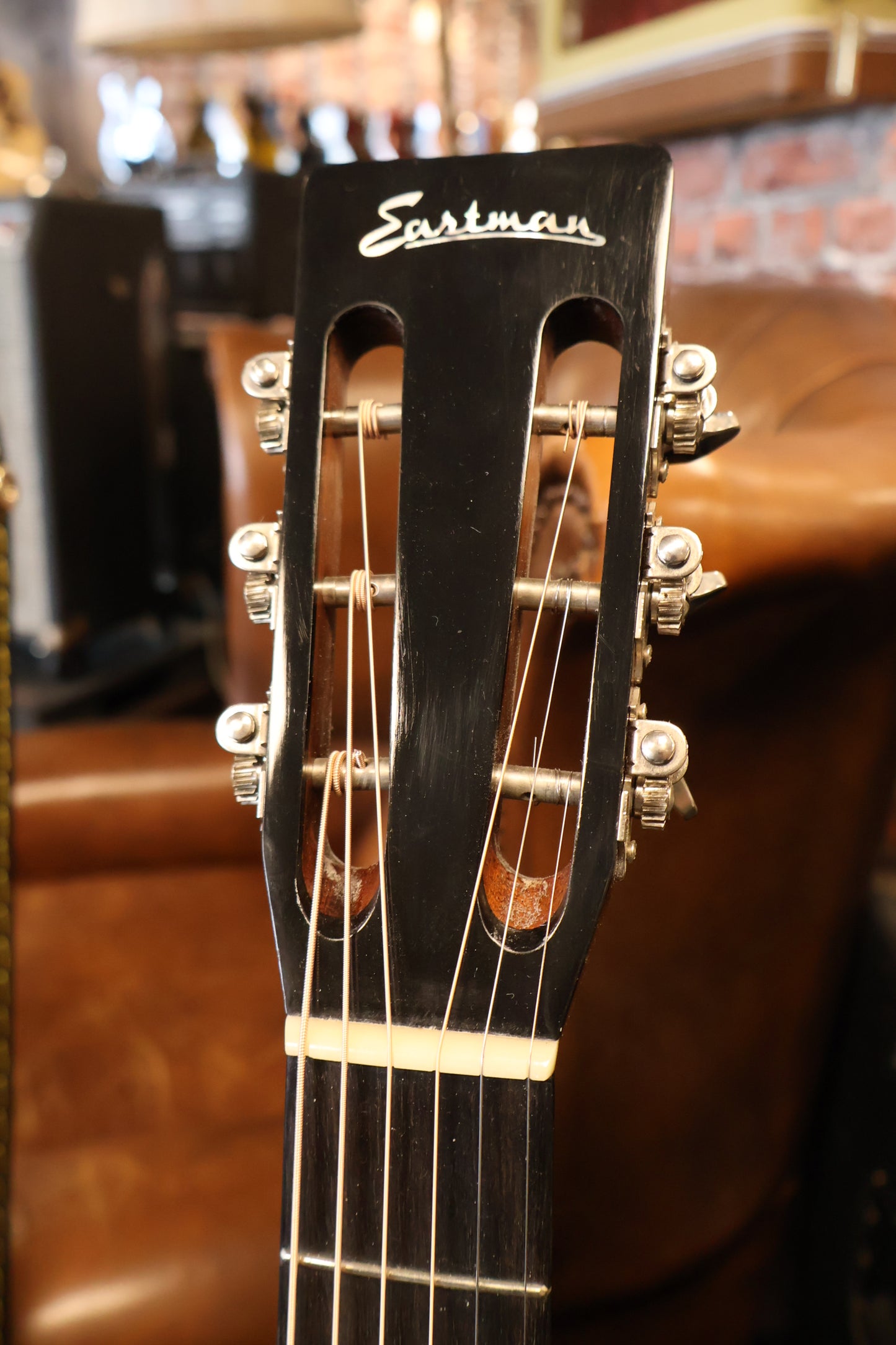 Eastman E22OOSS/V-SB Antique Sunburst (B-Stock)