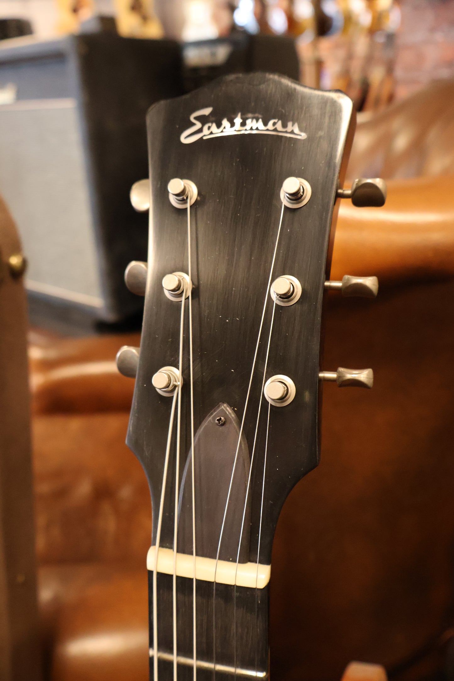 Eastman SB55/V-SB All Mahogany P90 single cut Sunburst (B-Stock)