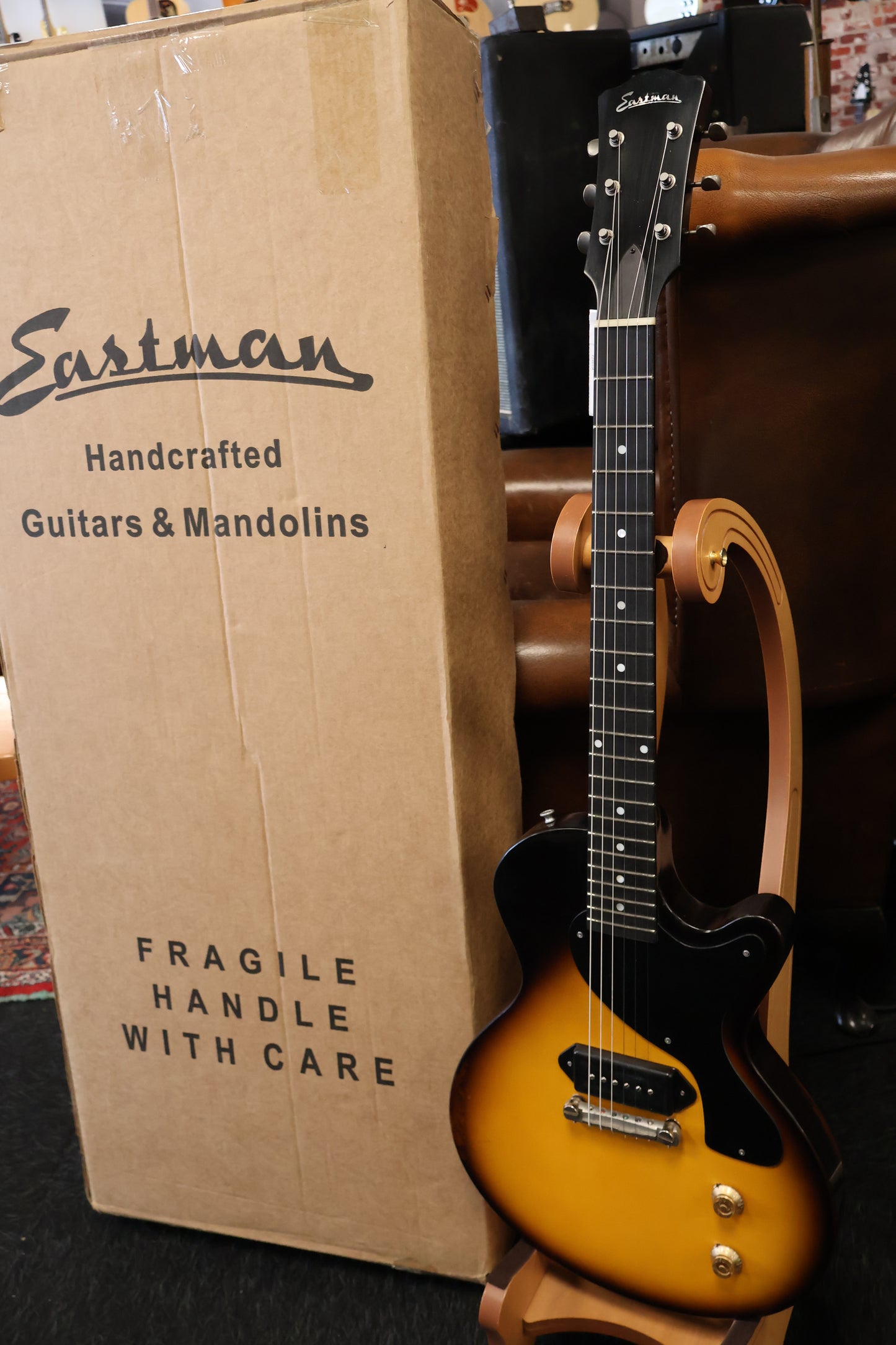 Eastman SB55/V-SB All Mahogany P90 single cut Sunburst (B-Stock)