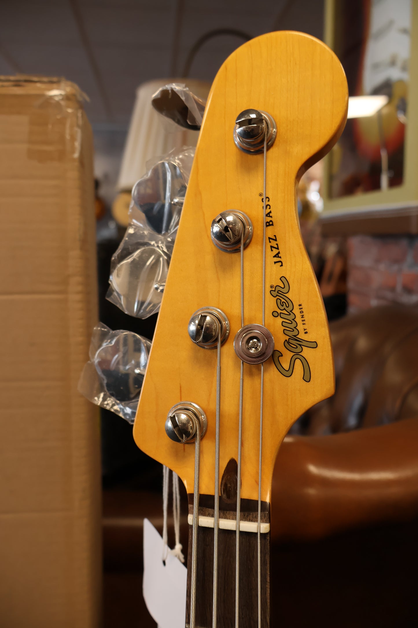 Squier Classic Vibe '60s Jazz Bass 3-Color Sunburst