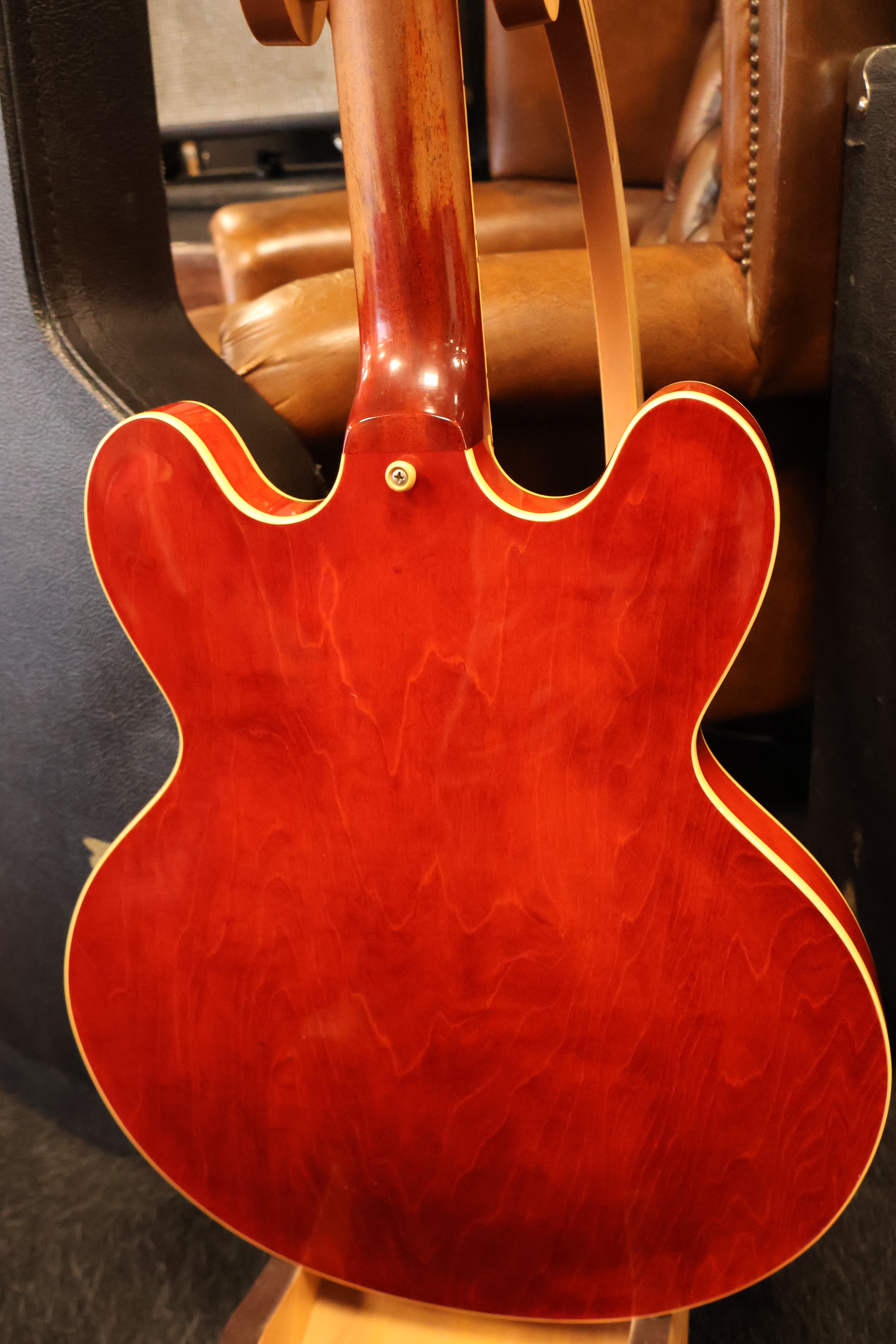 Gibson ES-330 Cherry Bigsby Memphis Custom Shop (Used) – Dirk Witte