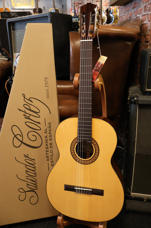 Salvador Cortez CS-32 Classic guitar solid top