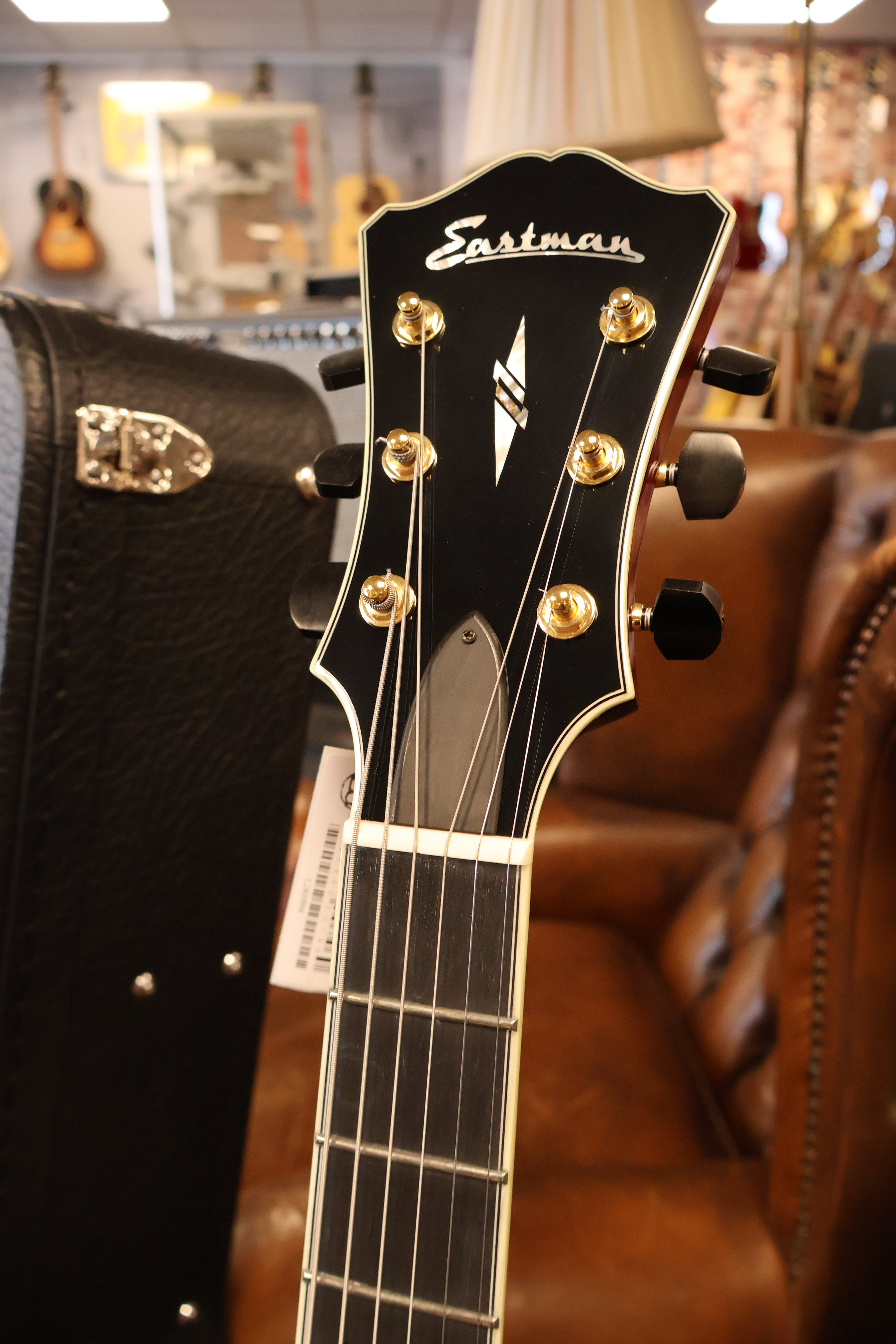 Eastman AR810CE Archtop Classic Model – Dirk Witte