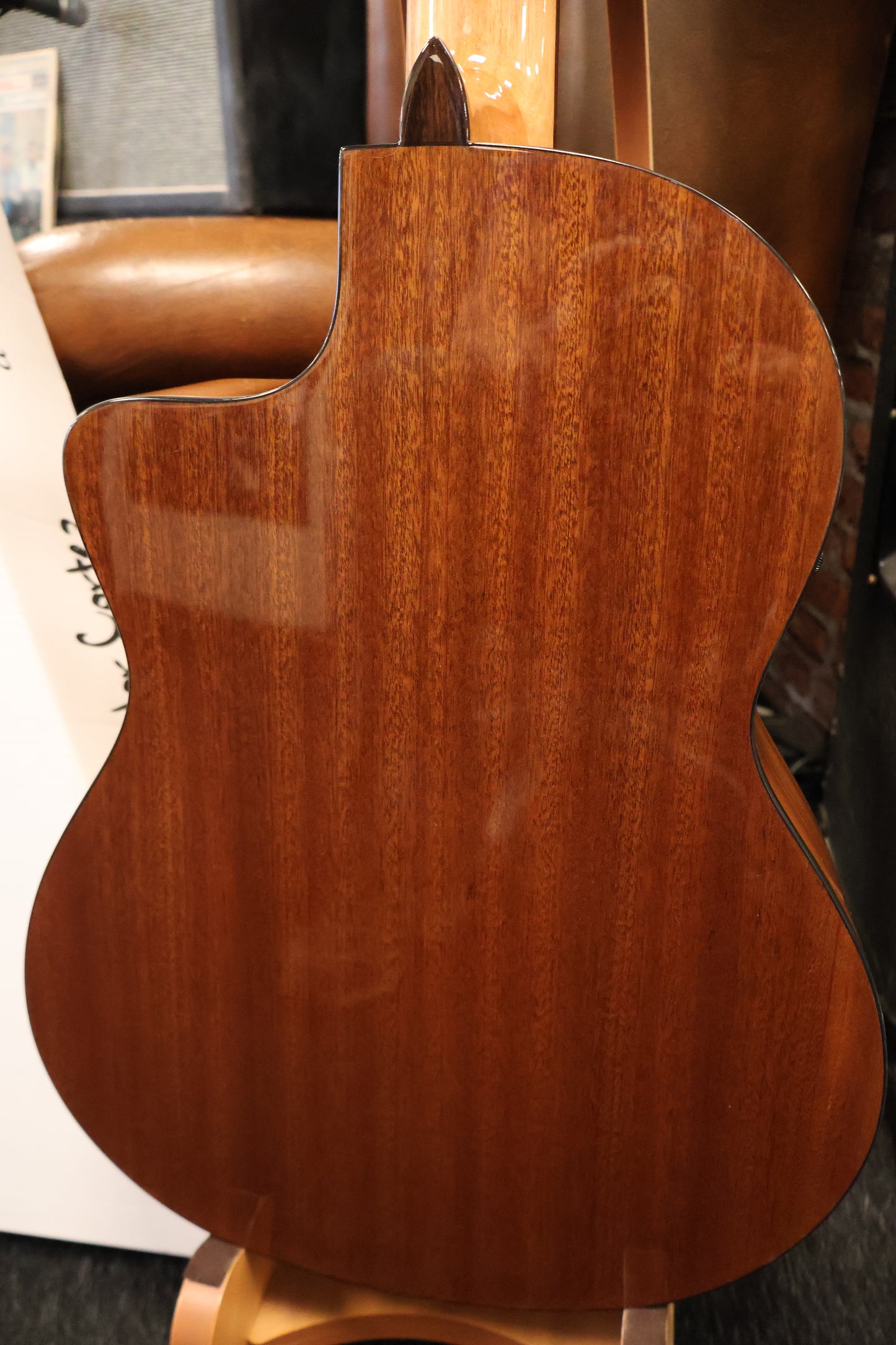 Salvador Cortez CC-10CE Classic guitar with Electronics