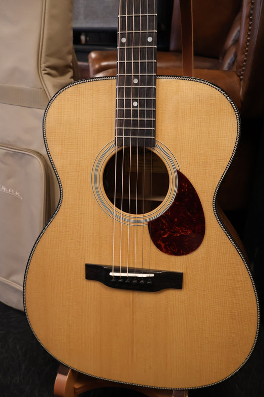 Eastman E3OME Deluxe Auditorium with Pickup (B-Stock)