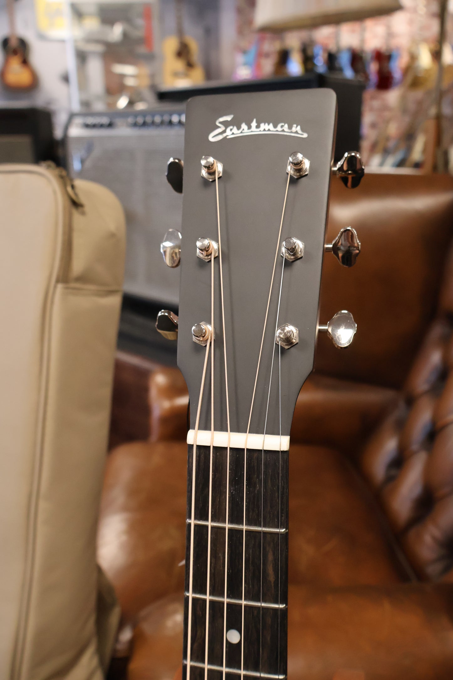 Eastman E3OME Deluxe Auditorium with Pickup (B-Stock)