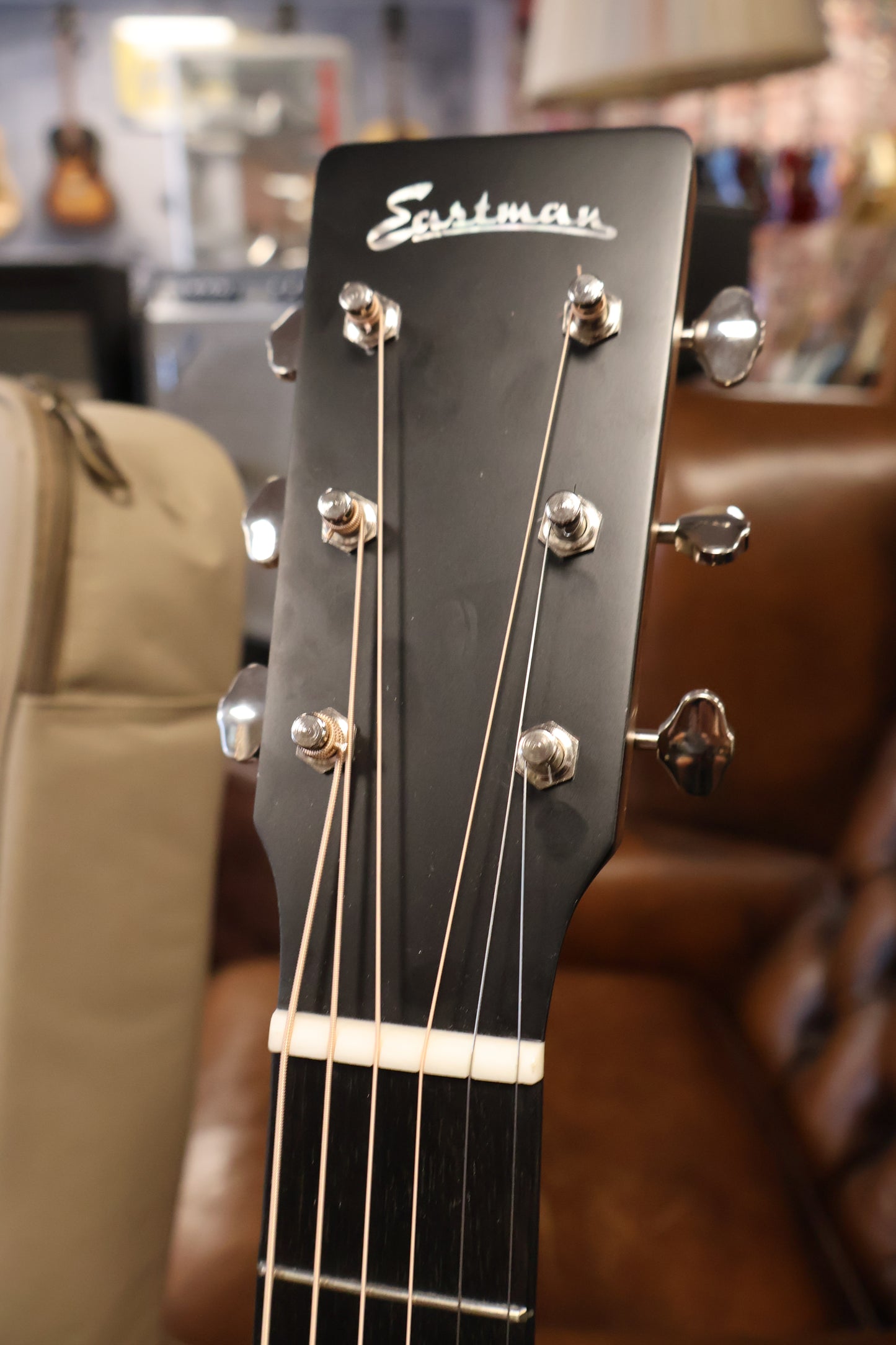 Eastman E3DE Deluxe Dreadnought with Electronics (B-Stock)