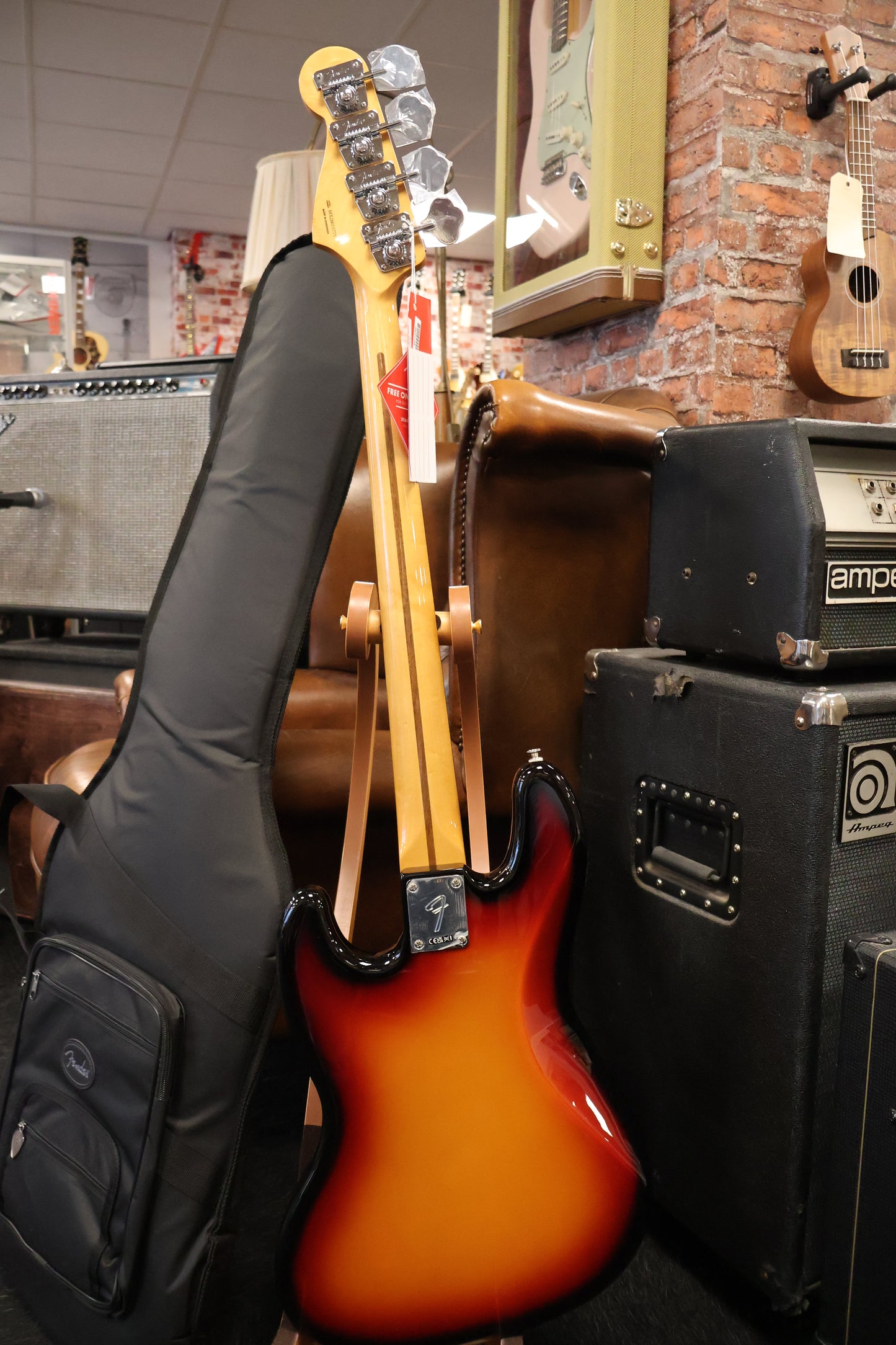 Fender Vintera III Early '70s Jazz Bass 3-Color Sunburst (B-Stock)