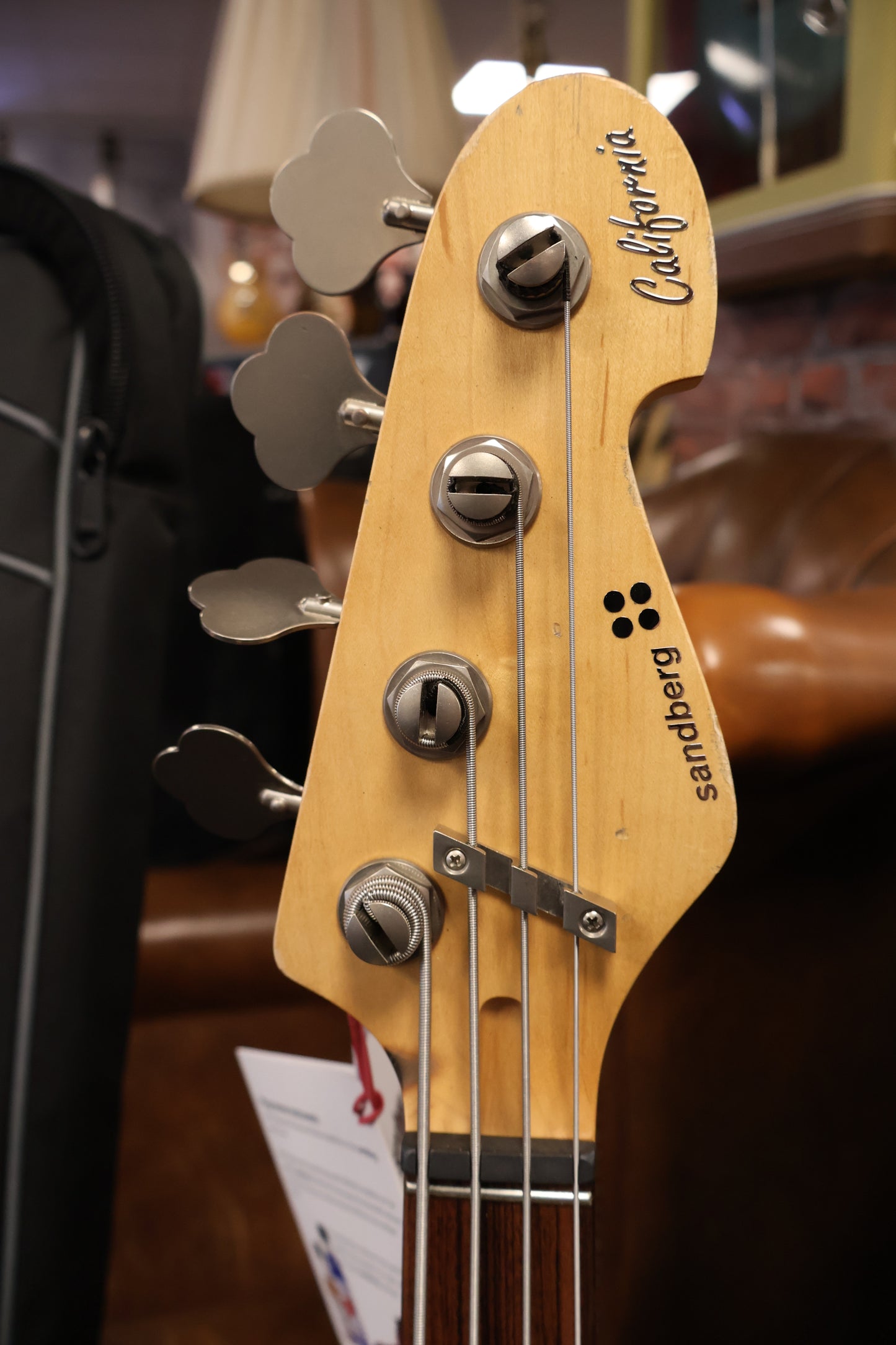 Sandberg California V 4-String Short Scale Hardcore Aged Shell Pink Bass Guitar