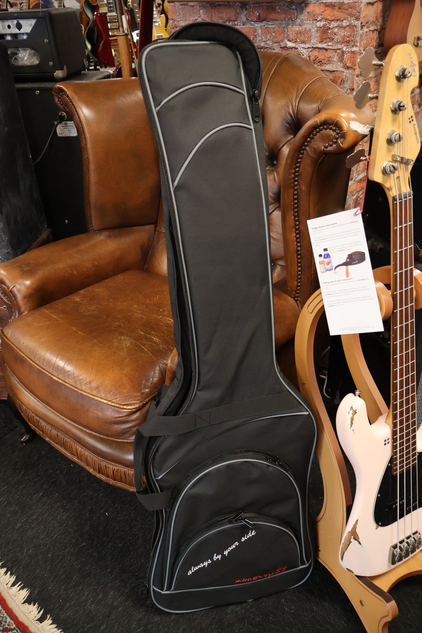 Sandberg California V 4-String Short Scale Hardcore Aged Shell Pink Bass Guitar