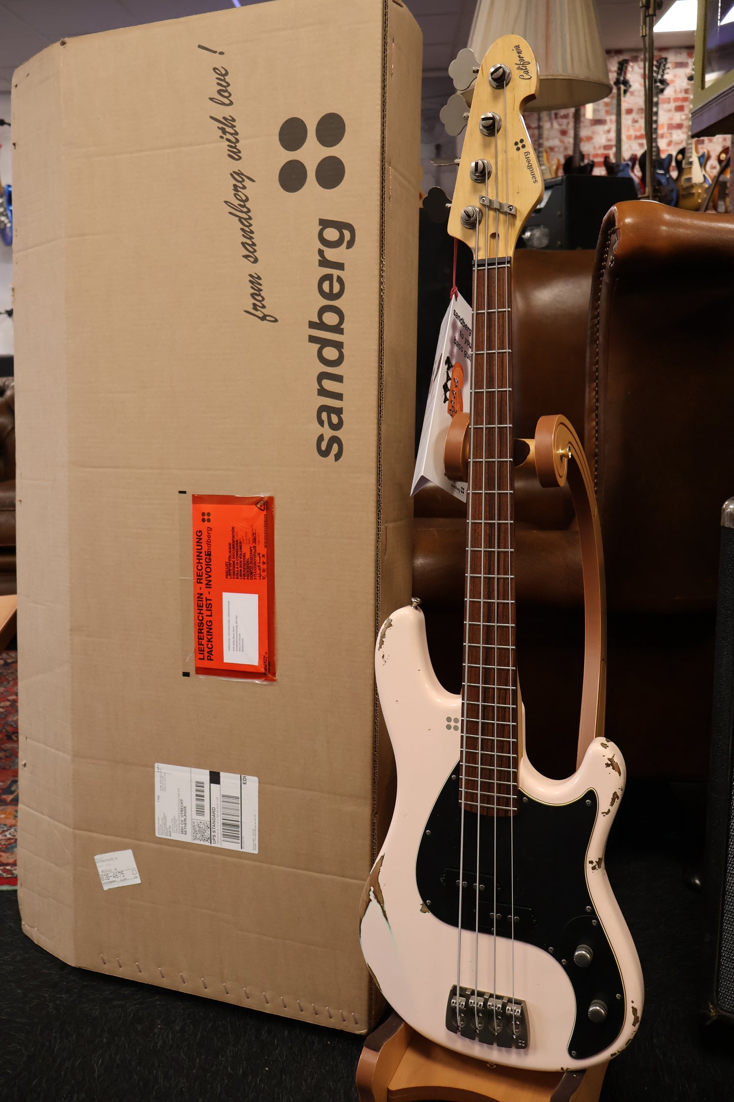 Sandberg California V 4-String Short Scale Hardcore Aged Shell Pink Bass Guitar