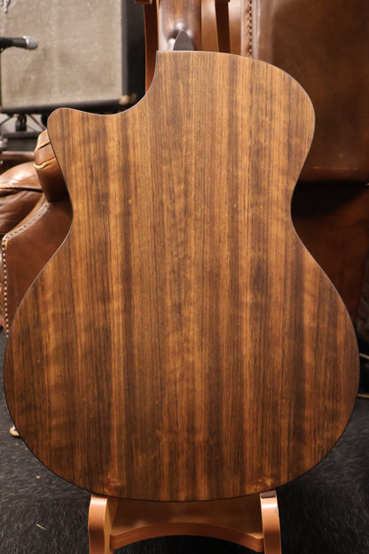 Eastman AC222CE-DLX-GB Grand Auditorium with gigbag