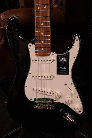 Fender player stratocaster black deals pau ferro