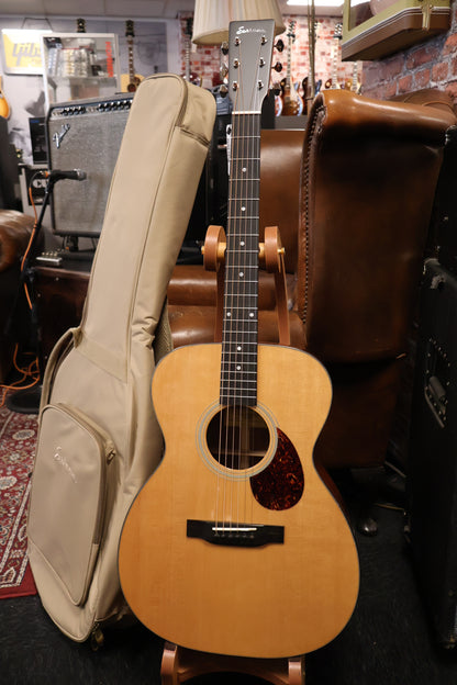 Eastman E1OM-DLX Orchestra (B-Stock)