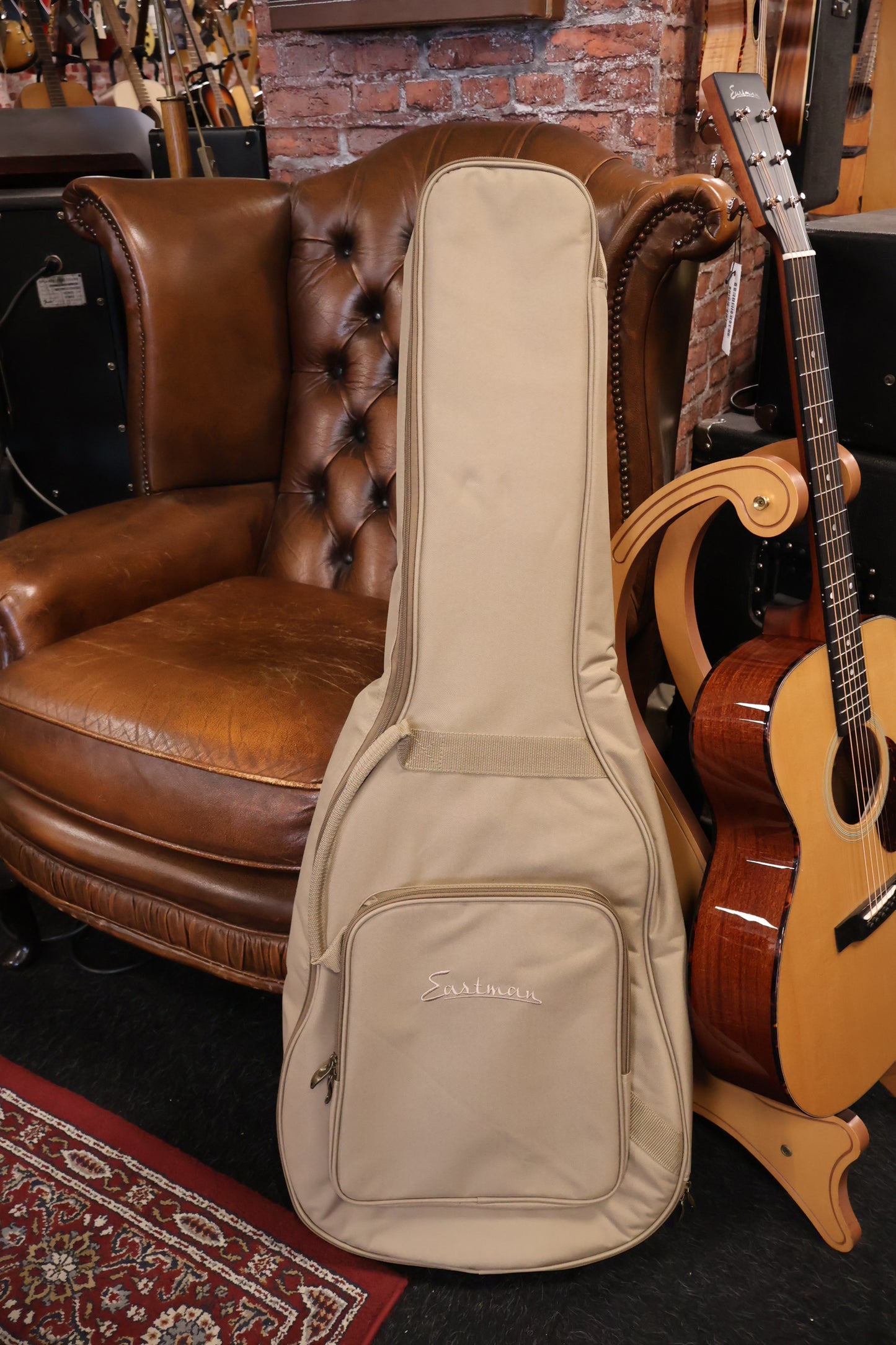 Eastman E1OM-DLX Orchestra (B-Stock)