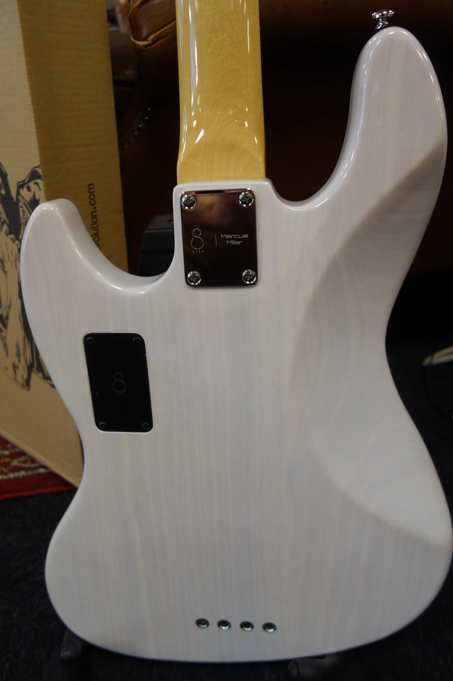 Sire Basses V7 V 2nd Gen Series Marcus Miller swamp ash 4-string White Blond