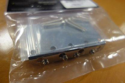 Fender Pure Vintage Bass Bridge Assembly, Nickel/Chrome