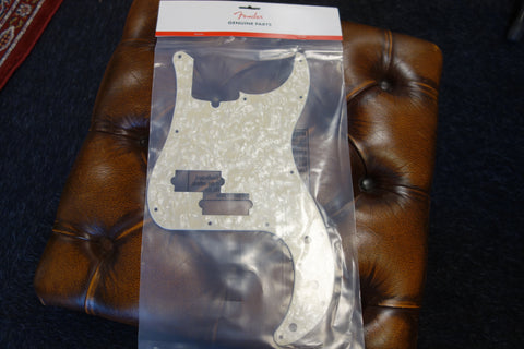 Fender Pickguard Precision Bass 13-Hole Mount Aged White Pearl 4-Ply