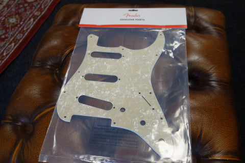 Fender Pickguard Stratocaster S/S/S 11-Hole Mount Aged White Pearl 4-Ply