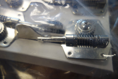 Fender Pure Vintage Bass Tuning Machines Nickel-Plated Steel, (4)